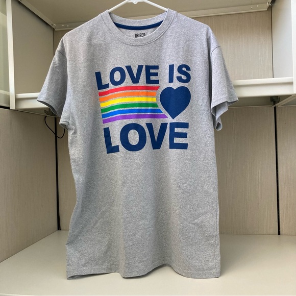 LOVE IS LOVE Rainbow Heart Gray Crewneck T-shirt Short Sleeves Medium and Large - Picture 2 of 7